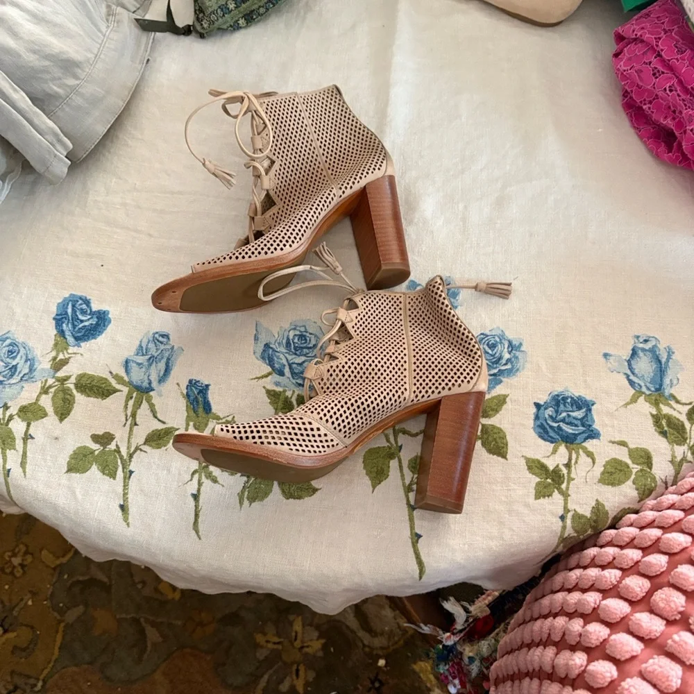 Frye Gabby Ghillie Beige Lace-Up Ankle Booties; 7.5; never worn, without box - Picture 3 of 5